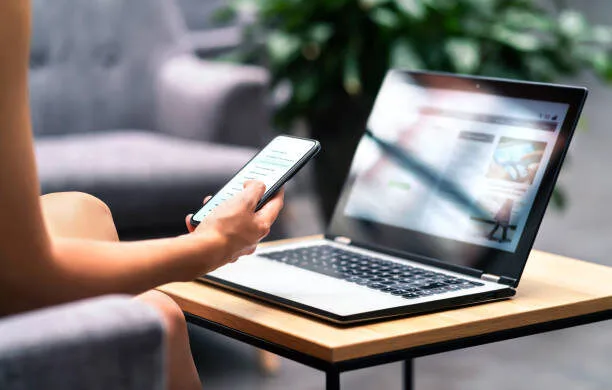 Pourquoi votre entreprise a besoin d’un site web professionnel en 2025 2 Navigation mobile et ordinateur : site responsive